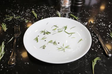 Mağazadaki rafta duran ev eşyaları