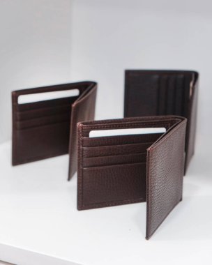 Giysiler mağazadaki rafta asılı.