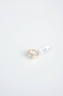 Gümüş, altın, elmas, değerli taşlar gibi şık mücevherler..