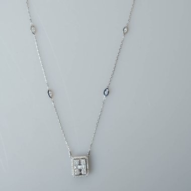 Gümüş, altın, elmas, değerli taşlar gibi şık mücevherler..