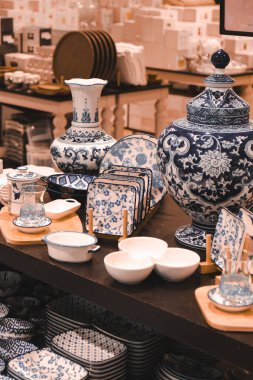 Mağazadaki rafta duran ev eşyaları