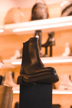 Ayakkabılar mağazadaki rafta.