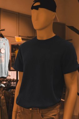 Giysiler mağazadaki rafta asılı.