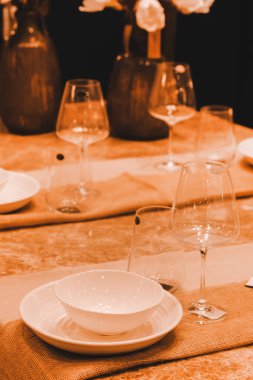 Mağazadaki rafta duran ev eşyaları