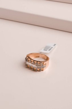 Altın Aksanlı Zarif Elmas Mücevherler