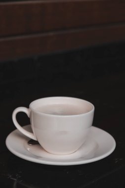 Minimalist bir masada servis edilen Aromatik Kahve