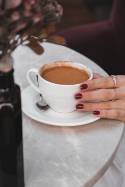 Güne Başlamak İçin Huzurlu Bir Kahve Sahnesi