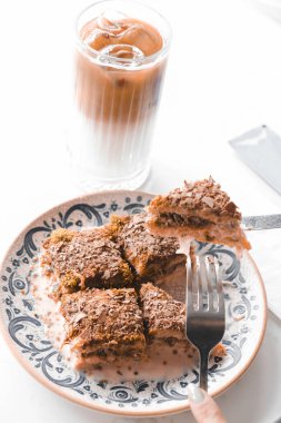 Bir dilim lezzetli kek ve bir fincan kahve.