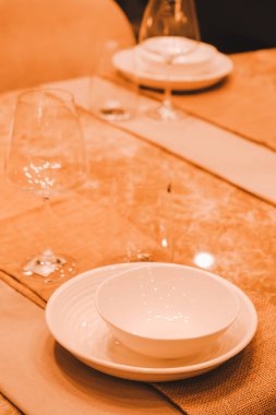 Mağazadaki rafta duran ev eşyaları