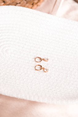 Modern Kadınlar İçin Şık Altın ve Elmas Mücevherler