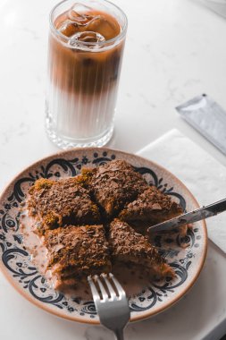 Bir dilim lezzetli kek ve bir fincan kahve.