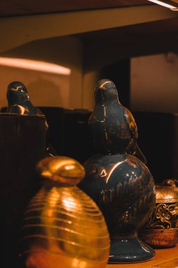 Mağazadaki rafta duran ev eşyaları