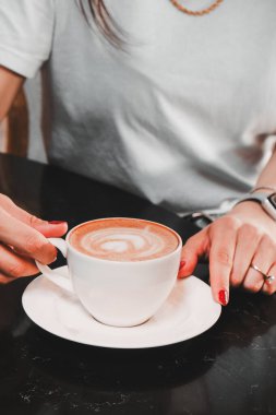 Kahve fincanındaki dinginlik