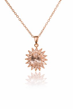 Gümüş, altın, elmas, değerli taşlar gibi şık mücevherler..