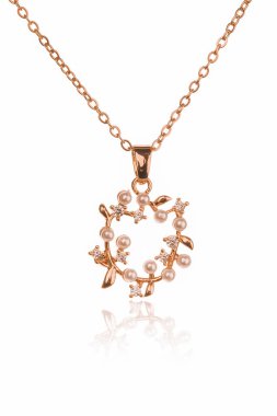 Gümüş, altın, elmas, değerli taşlar gibi şık mücevherler..