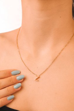 Güzel altın mücevherler, değerli taşlar ve elmaslar.