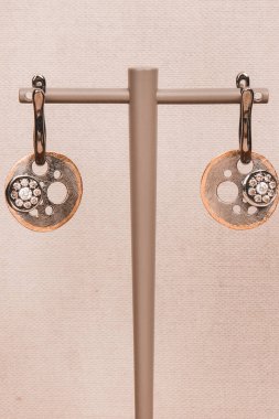 Renkli Taşlı Eşsiz Altın ve Elmas Mücevherler