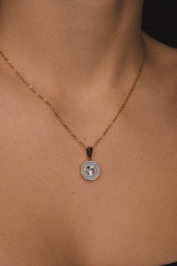 Onun için Değerli Altın ve Elmas Mücevherler