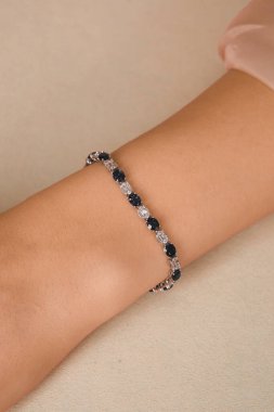 Parlak Elmas Kolyeler ve Altın Mücevherler