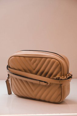 Giysiler mağazadaki rafta asılı.