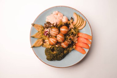 Sebzeli, zeytinli, otlu ve yoğurt soslu falafel salatası kasesi..