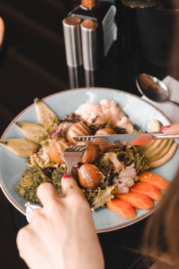 Sebzeli, zeytinli, otlu ve yoğurt soslu falafel salatası kasesi..
