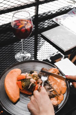 Biraz sebzeli somon pişirdim.