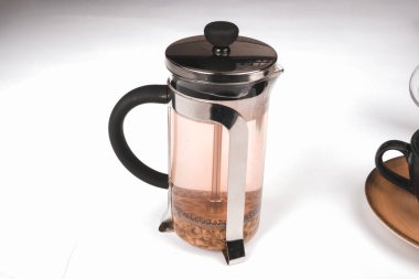 Masada bir fincan bitki çayıyla rahatla.