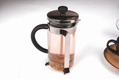 Masada bir fincan bitki çayıyla rahatla.