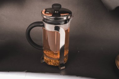 Masada bir fincan bitki çayıyla rahatla.