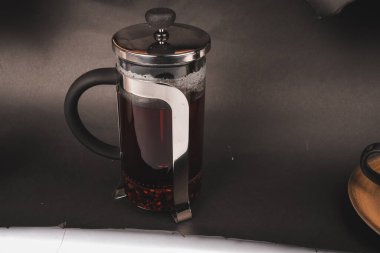 Masada bir fincan bitki çayıyla rahatla.