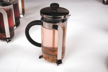 Bitkisel çay fincanı masanın üzerinde dinleniyor.