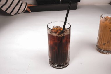 Kahve Aroma Odayı Masadan dolduruyor