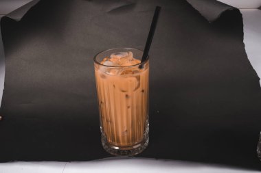 Kahve Aroma Odayı Masadan dolduruyor