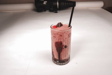 Bir bardak kremalı ahududu milkshake.