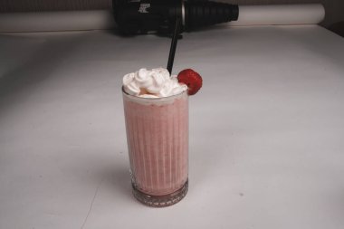 Bir bardak kremalı ahududu milkshake.