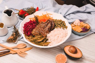 Masada nefis bir et yemeği hazır.