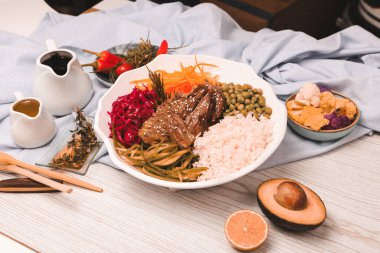 Masada nefis bir et yemeği hazır.