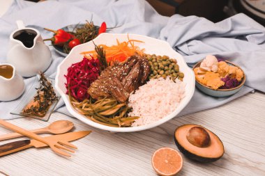 Masada nefis bir et yemeği hazır.