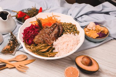 Masada nefis bir et yemeği hazır.