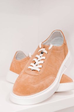 Giysiler mağazadaki rafta asılı.