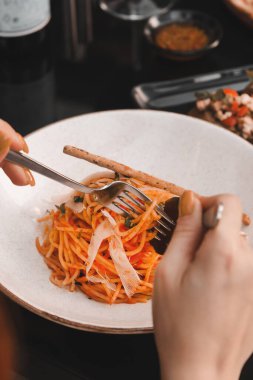 Arkadaşlarla takılmak, lezzetli yemekler, salata ve kokteyller..