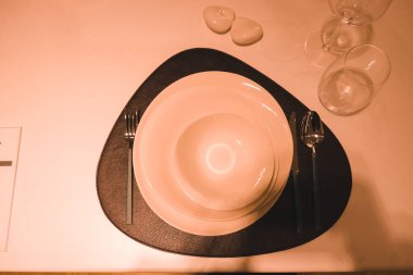 Mağazadaki rafta duran ev eşyaları