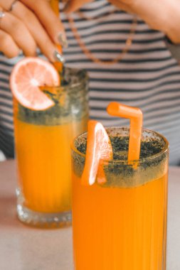 Arkadaşlarla takılmak, lezzetli yemekler, salata ve kokteyller..