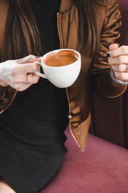 Masanın üzerinde bir fincan kahve. 