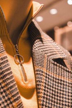 Mağazadaki rafta duran ev eşyaları