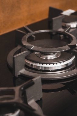 Mağazadaki rafta duran ev eşyaları