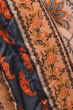 Mağazadaki rafta duran ev eşyaları