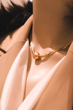 Mağazadaki rafta duran ev eşyaları