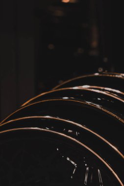 Giysiler mağazadaki rafta asılı.